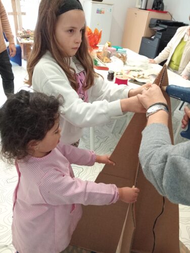 Preparação da estrutura da árvore, em cartão.