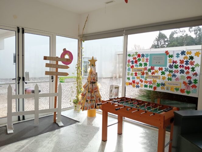 Árvore no hall de entrada da escola.