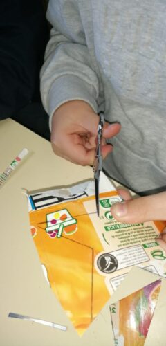 Recortar as embalagens.