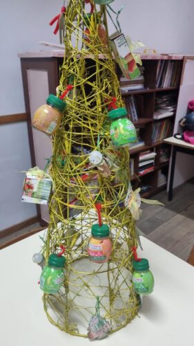 Árvore de Natal exposta na EB de Fareja.