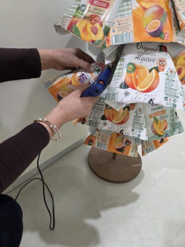 Montagem e colagem dos cones na estrutura