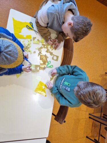 Construção de adereços com restos de cartolinas amarelas e lã reutilizada.