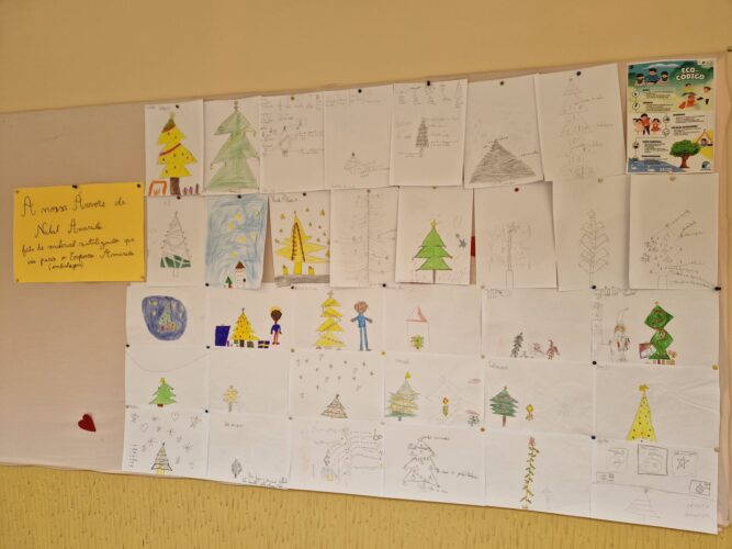 Exposição dos projetos de árvore de Natal realizados pelos alunos para escolha final de apenas uma.
