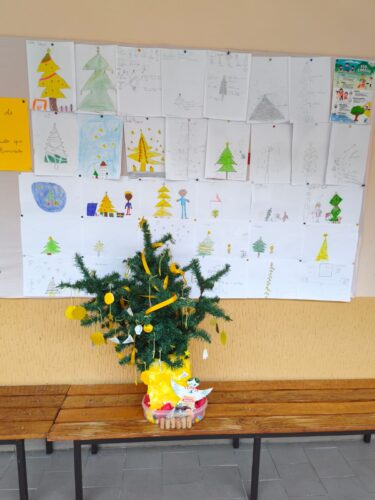 Árvore de Natal Amarela finalizada exposta junto à exposição dos projetos.