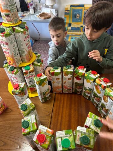 Da reutilização à criatividade: construção da árvore de Natal Amarelo com embalagens Tetra Pak da marca Compal. Organização e colagem das embalagens, formando módulos circulares de diferentes tamanhos.