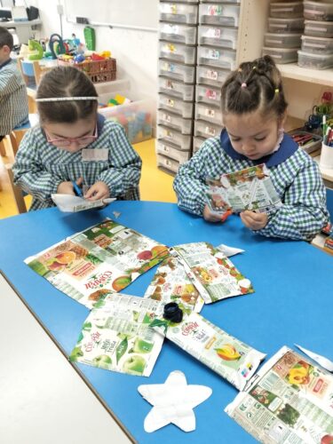 Legenda: Inicio da elaboração da Árvore Amarela; Anteriormente demos a conhecer o desafio e sensibilizamos todos os alunos da escola e toda comunidade educativa para a reciclagem das embalagens Tetra Pack da Compal.