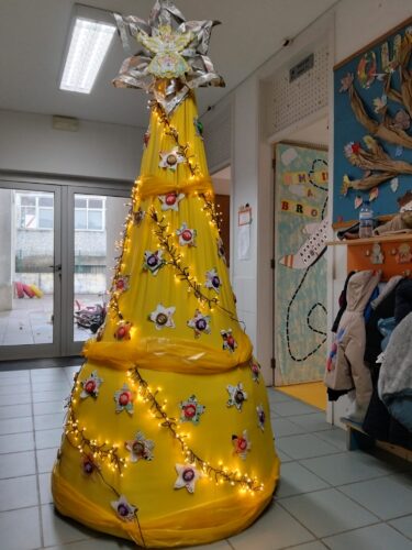 Esta é a Árvore Amarela da Compal, de toda a Comunidade Educativa, da Escola Básica de Santa Luzia, Lagares em Felgueiras.
