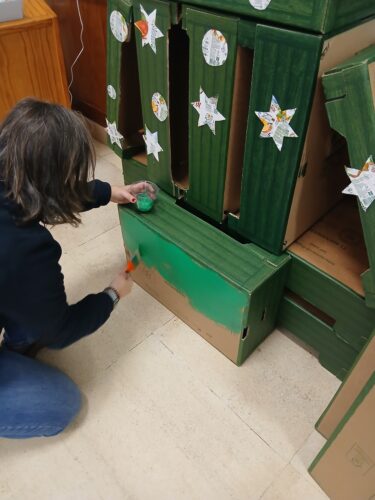 Pintura de algumas caixas com tinta verde