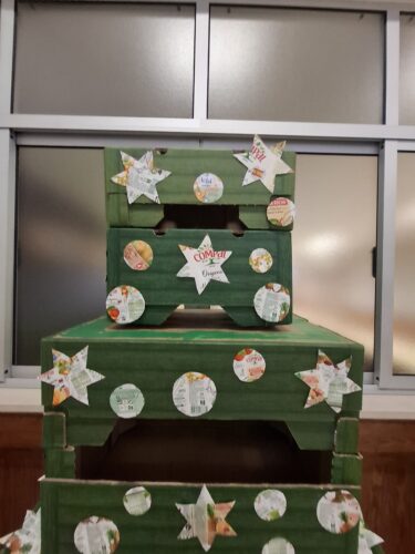 Pormenores Compal e TetraPack nas bolas e estrelas, recortadas nos pacotes de sumo.