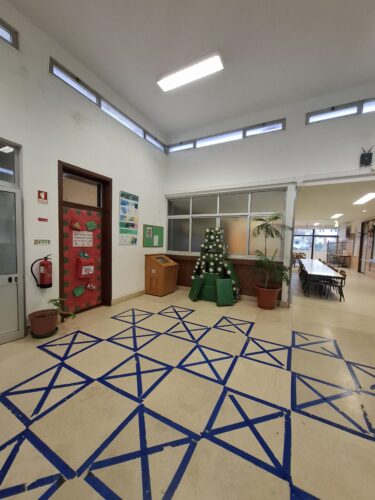 A Árvore de Natal foi colocada no espaço de acesso ao refeitório, sala do Ensino Estruturado e Papelaria/ reprografia.