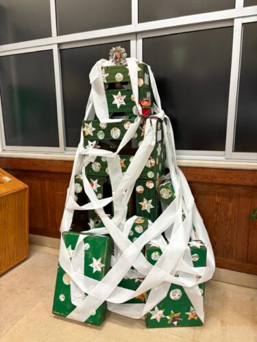 A Árvore de Natal finalizada e alvo de uma partida dos Elfos Traquinas da EB nº2