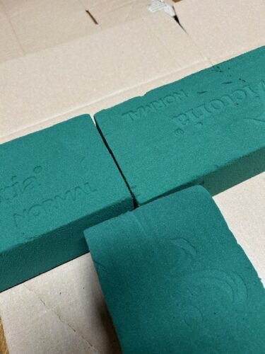 Distribuição das placas em esponja e colagem após o esboço da árvore feito em cartão