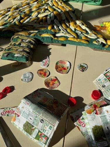 Embalagens da tetra pack da Compal com respetivos símbolos para serem colados na árvore