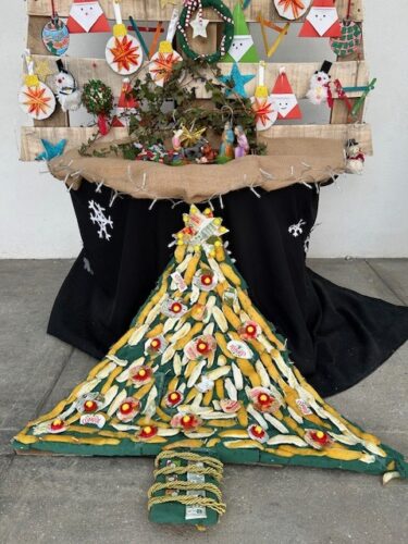 Árvore de Natal no espaço escola (segundo espaço escolhido, uma vez que sendo biodegradável por causa das cascas de limão teve que ser colocada em espaço mais protegido)