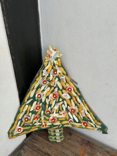 Natal Amarelo e cheiroso de São Donato.<br/>Uma árvore quase 100% biodegradável, a lembrar alimentos de Natal (casca de limão para as rabanadas e aletria) e realizada com aproveitamentos naturais (de cor amarela) e artificiais.