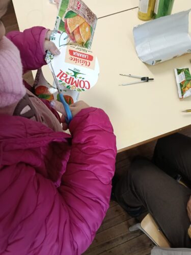 Início da construção de enfeites de Natal