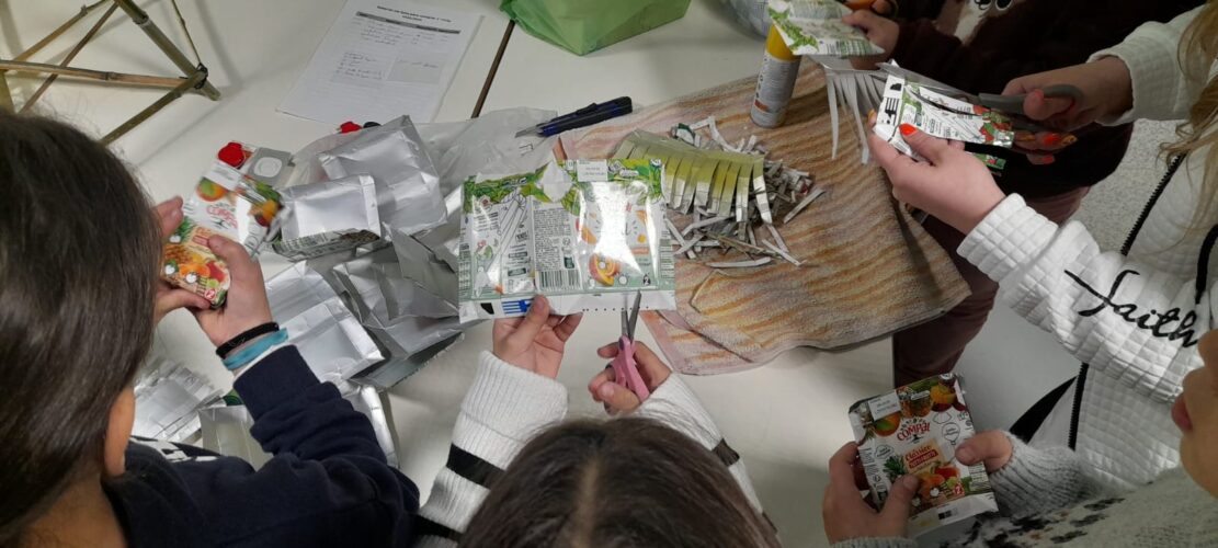 Participação dos alunos na preparação das embalagens Tetra Pak.
