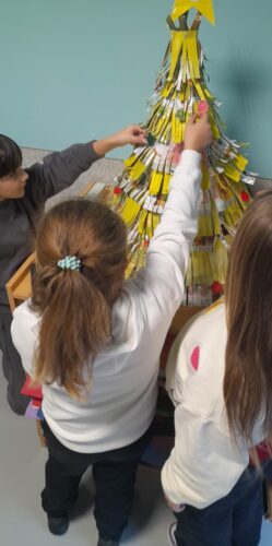 Momento de finalização da árvore de Natal construída com embalagens Tetra Pak.