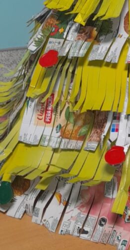 Detalhe, onde são visíveis embalagens da Compal, símbolo da Tetra Pak e Compal.