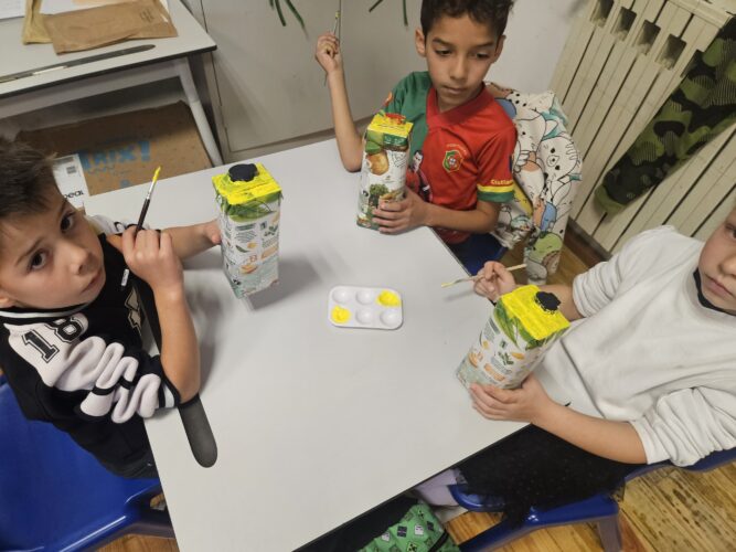 Mobilização da comunidades educativa para a recolha das embalagens Tetra Pak (Sumol+Compal). Orientação dos trabalhos nas quatro turmas da escola, pintura de uma das partes da embalagem Tetra Pak.