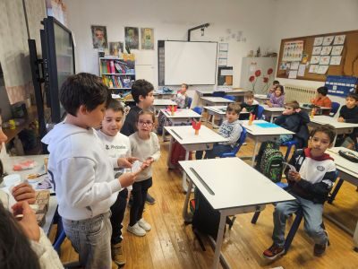 Os alunos do 4º ano, acompanhados por um representante de cada turma, foram de sala em sala, ler as mensagens colocadas na árvore de Natal. Pretendíamos um calendário do advento com mensagens especiais .