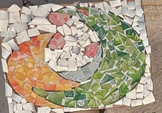 Na parte lateral da árvore de Natal são visíveis os vários símbolos da Tetra Pak, no presépio elaborado, também foram colados esses símbolos.