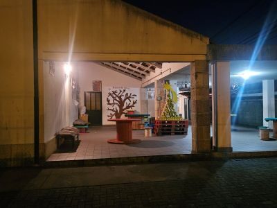 Pudemos partilhar esta construção com toda a comunidade educativa. O espaço telheiro transformou-se numa zona de acolhimento, paz e beleza natalícia. Quem entrava na escola era recebido por este cenário criativo e envolvente.
