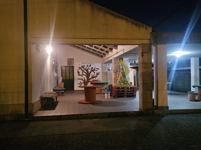 A árvore de Natal embelezou e harmonizou o espaço do telheiro da nossa escola. Localizada, frente ao portão da entrada, pudemos partilhar esta construção com toda a comunidade educativa.