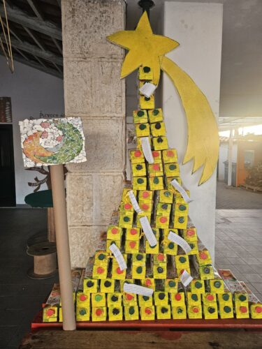 Trabalho final da EB1 do Barrocal - Natal Amarelo 2025 - Após a construção/montagem da árvore de Natal os alunos elaboraram um presépio com pedaços de embalagem Tetra Pack.