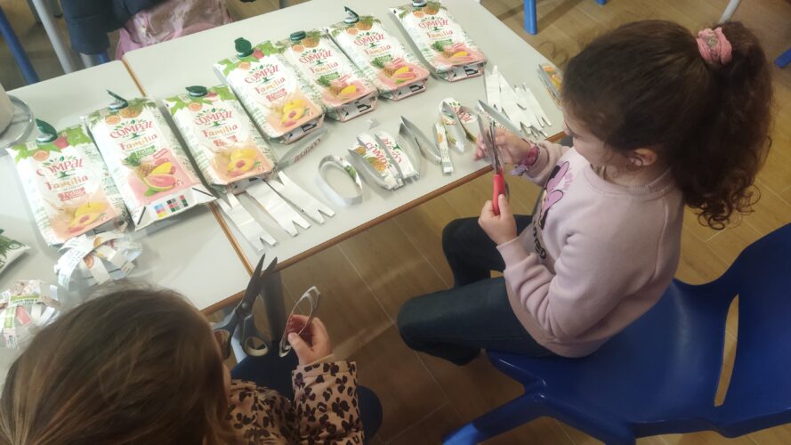 Depois de lavadas pelos encarregados de educação e contabilizadas, as embalagens foram recortadas em tiras pelos alunos .