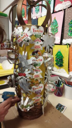 Para as bolas utilizamos as tiras coloridas e para as estrelas aproveitamos o interior prateado das <br/>embalagens