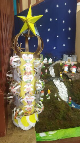 A nossa árvore orgulhosamente tradicional em formato de tabuleiro ao pé do também tradicional presépio na nossa escola.