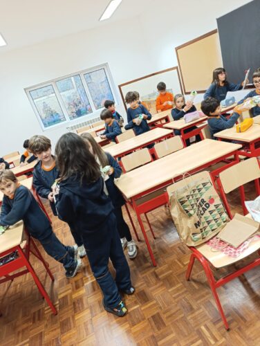 Os alunos espalmaram, limparam e cortaram as embalagens da Compal, separando as tampas.