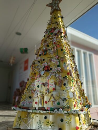 Símbolos da Compal visíveis em toda a árvore de Natal e os símbolos da Tetra Pack visíveis no suporte do comboio em torno da árvore de Natal.