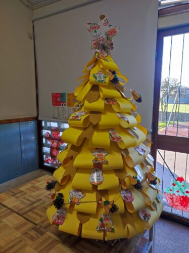 Conclusão do trabalho com enfeites de corda e pinhas.