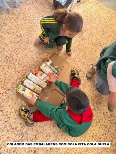 Colagem das embalagens com fita cola dupla.