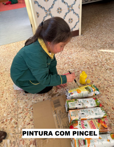 Pintura com pincel com ajuda dos nossos pequenos ajudantes.