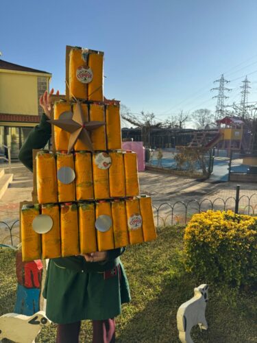 Todo o trabalho foi realizado por embalagens Compal (conseguimos arrecadar muitas com a colaboração das famílias) .