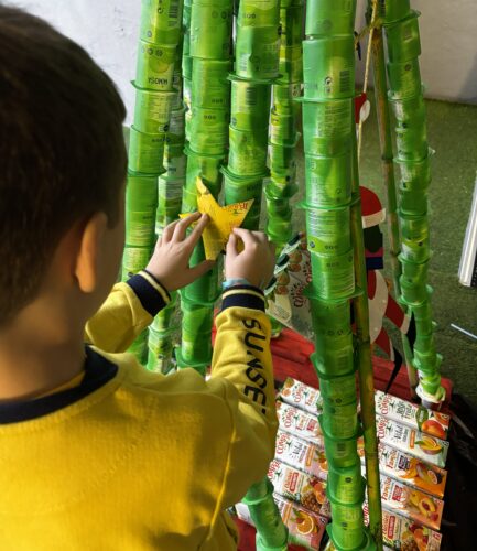 Colagem das estrelas na Árvore de Natal.