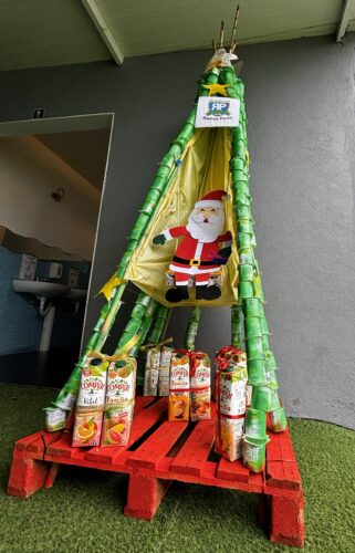 A árvore de Natal ficou exposta na zona de recreio do 1.º Ciclo, onde ficou visível a toda a comunidade educativa.