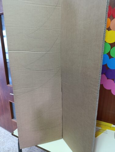 Estrutura em cartão construída através do corte e encaixe de 2 peças onde foi cortado e recortado o perfil em forma de árvore.