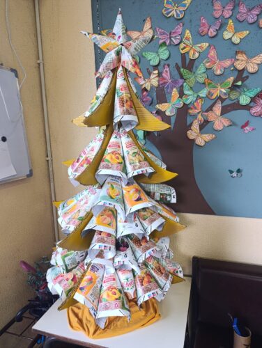 Arvore colocada na entrada da escola.