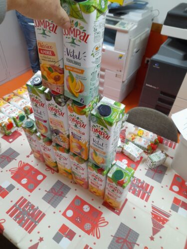 Depois de ser feita a recolha, pelas turmas, das embalagens de sumo da marca "Compal" foi feita uma contagem das mesmas e discutida a construção da árvore com o material disponível.