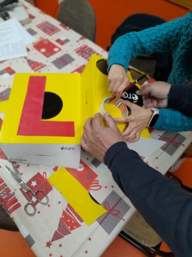 Os alunos, com a ajuda dos professores utilizaram caixas de cartão, já de cor amarela, para embelezar a árvore.