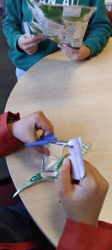 os alunos cortaram e recolheram diversos materiais para participar nas construções.