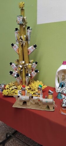 O trabalho dos alunos do 1.º ciclo e Pré-Escolar centrou-se na recolha de materiais e na construção dos Reis Magos (complementar trabalho de 2 árvores já construídas pelo 5.º e 6.º anos)