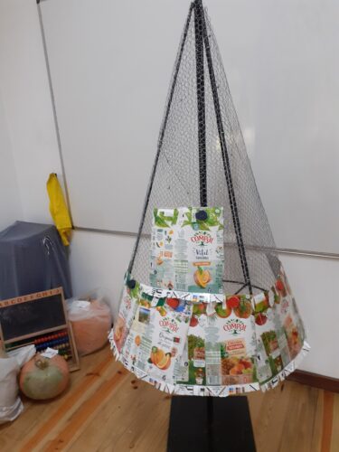 ÁRVORE DE NATAL 2025 <br/>Construída tridimensionalmente, recorrendo a um suporte metálico e a rede para a manter na vertical. <br/>Participaram na atividade todas as turmas desde o pré escolar até ao 1º ciclo, sendo elas SC01, SC1 e SC2.