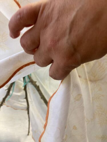 Com uma toalha desgasta, reutilizámos envolvendo à volta dos ramos (estrutura). Criando deste modo uma estrutura para aplicarmos as árvores recortadas.