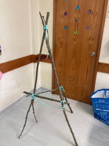 Recolhemos ramos de oliveira. Montámos uma pirâmide triangular.