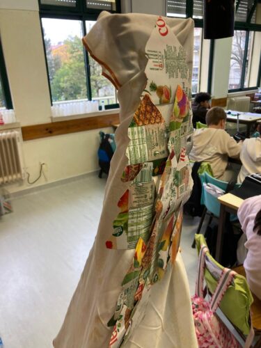 Os alunos colaram as árvores sobrepostas, nas três faces da árvore. Na base para dar a ideia de neve, reutilizámos uma manta geotêxtil.